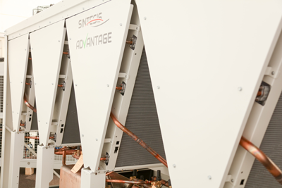 Trane presenta la enfriadora scroll de condensación por aire Sintesis™ Advantage con el refrigerante R-454B con bajo PCA